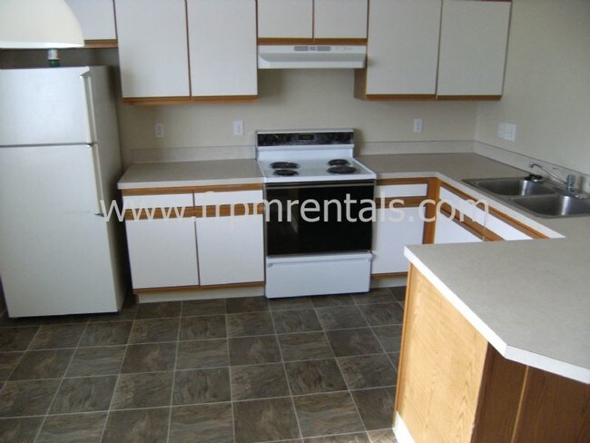 Building Photo - Cute 2 Bed, 1.75 Bath Lower Level Apartment
