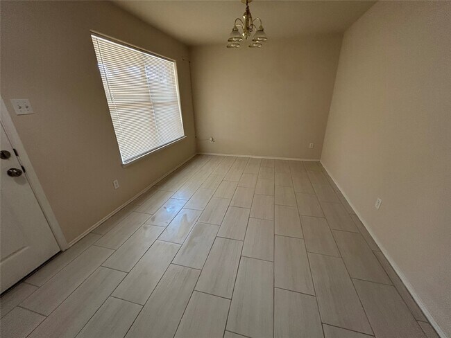 Building Photo - 707 Kiley Dr