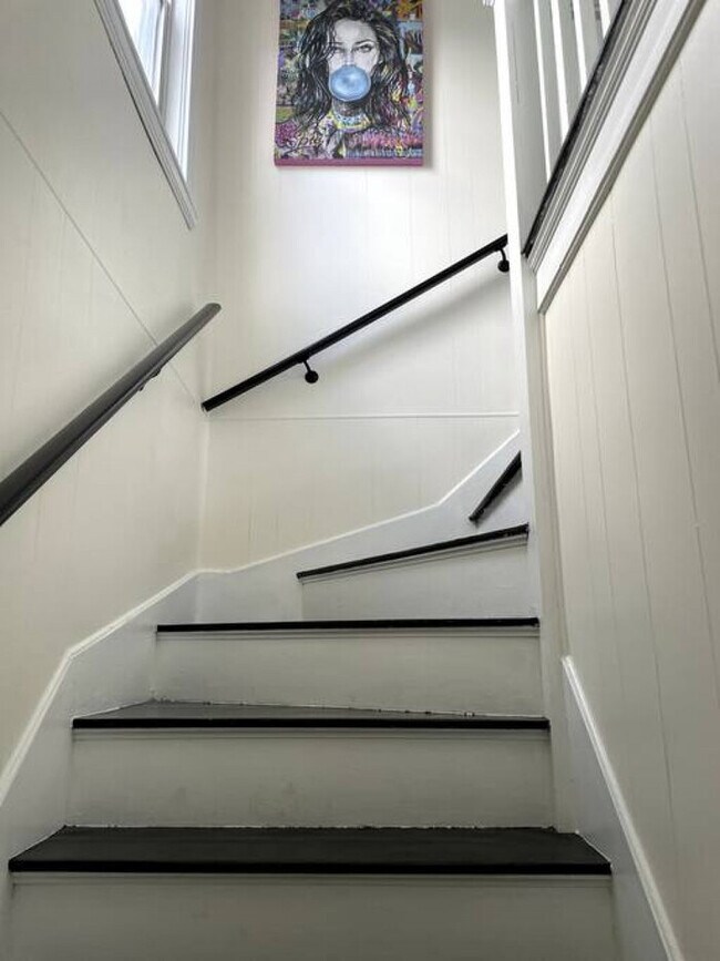 Building Photo - Modern Three Bedroom Condo - Near Boston