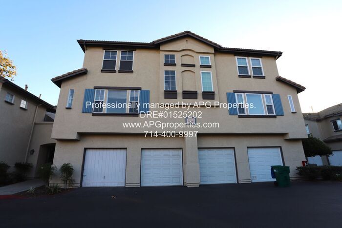 Primary Photo - Newly updated 2 Bed 1.5 Bath Townhome with...