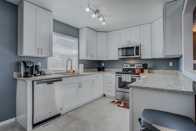 Building Photo - 1701 Acacia Dr