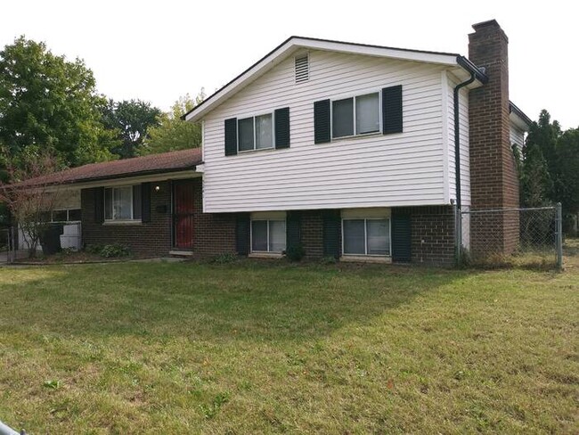 Building Photo - Corner Lot and Vaulted Ceilings!