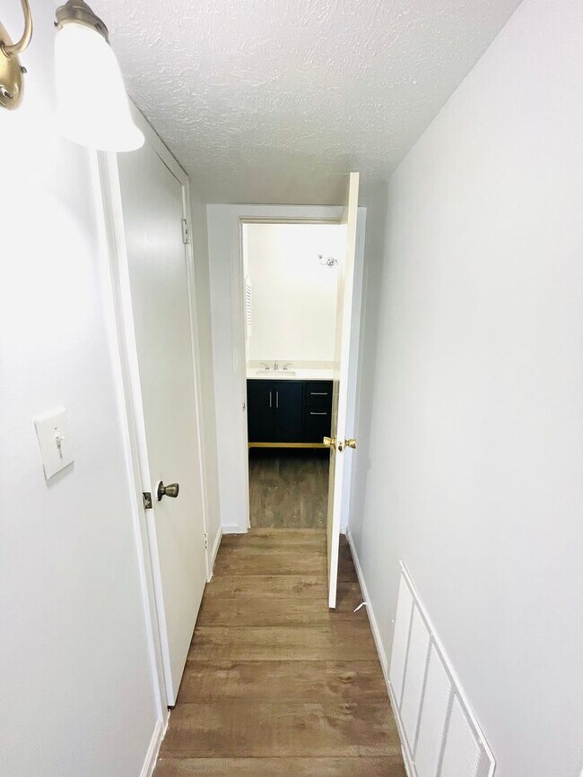 Building Photo - ** 3 bed 2 bath located off Vaughn Road **...