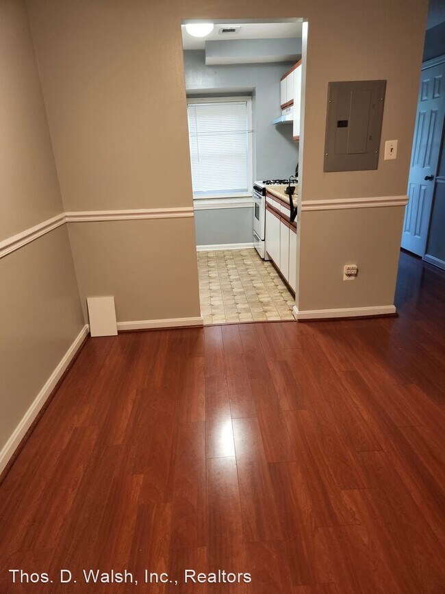 Building Photo - 2 br, 1.5 bath House - 7954 Lakecrest Dr.