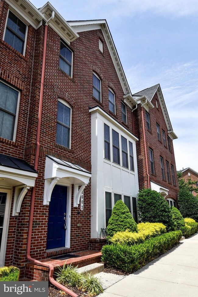 Building Photo - 2602 S Kenmore Ct