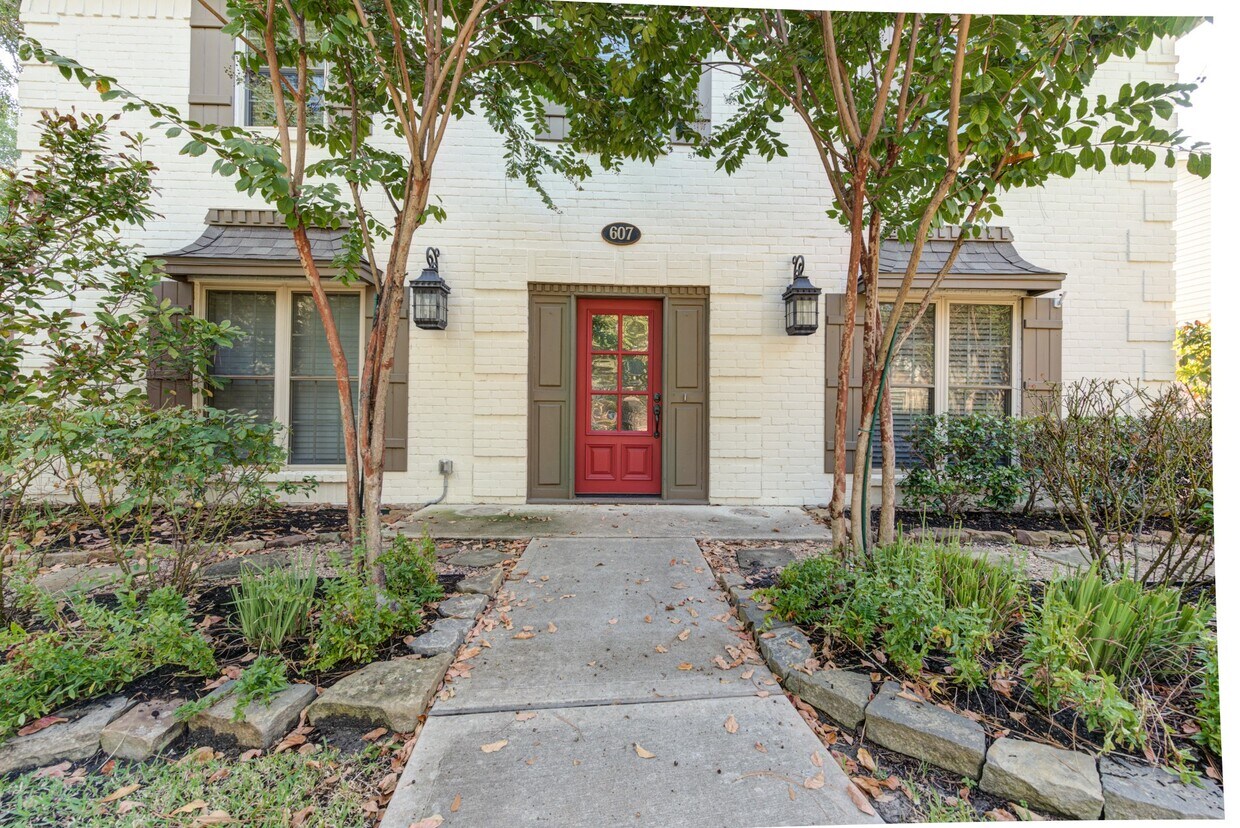 Foto principal - 607 Ellingham Dr