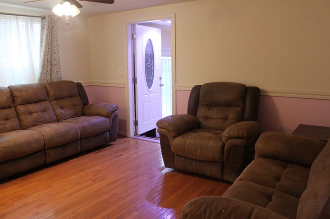 Foto del edificio - 6213 Shady Side Rd