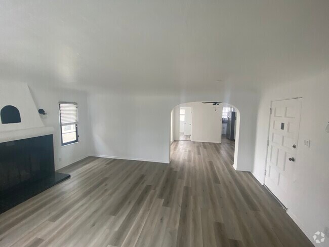 Building Photo - 2702 W 43rd Pl