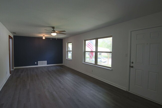 Foto del edificio - Adorable 3 Bed 2 Bath in Tyler with TWO Living Spaces! 1/2 OFF FIRST FULL MONTHS RENT!!