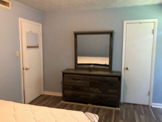 Building Photo - Just move on in- Fully furnished private one bedroom apartment