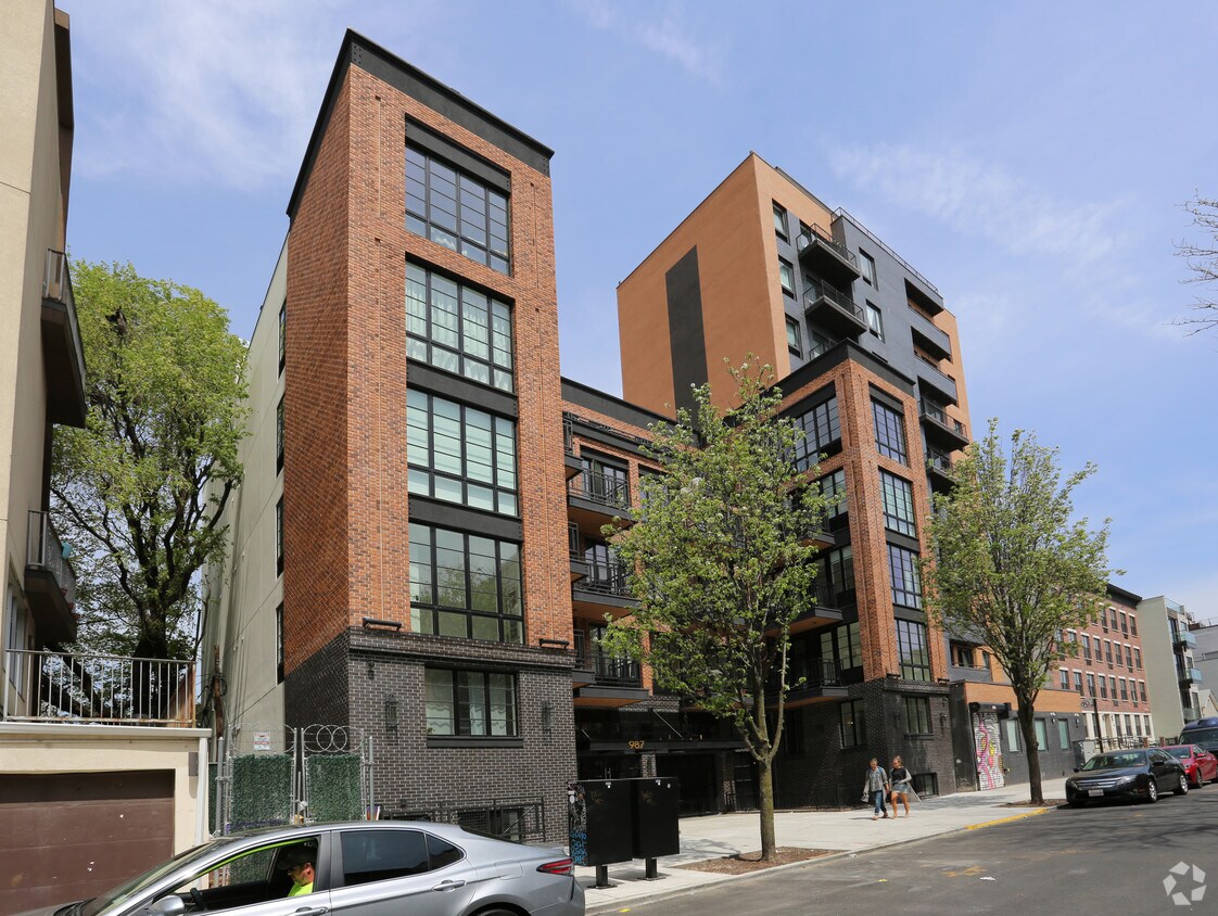 Building Photo - 987 Willoughby Ave