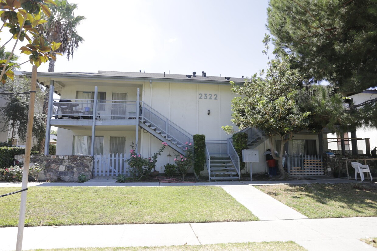 Building Photo - 2322 W Greenacre Ave