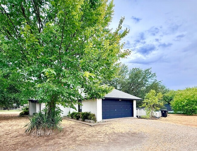 Building Photo - 16235 Red Wood Cir N
