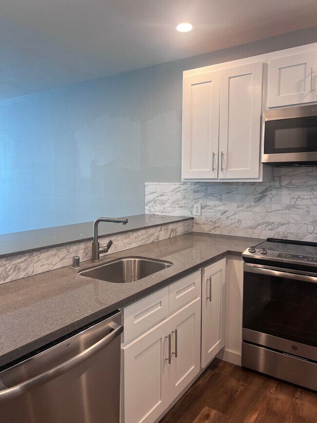 Foto del edificio - Spacious 1 Bedroom with Tons of Light, High Ceilings & Full Size Washer/Dryer Inside