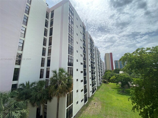 Foto del edificio - 16919 N Bay Rd