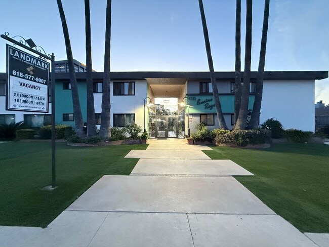 Building Photo - Encino Royale