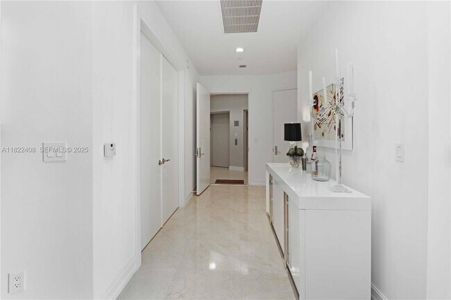 Building Photo - 15901 Collins Ave