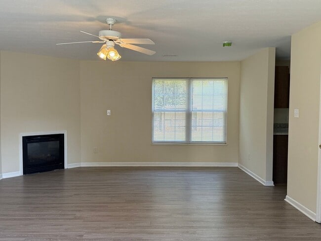 Building Photo - Updated 4 Bedroom 2.5 Bath house in conven...