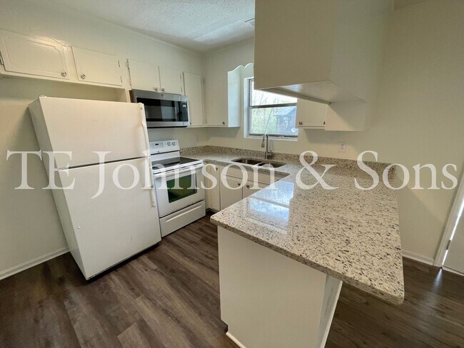 Building Photo - See This Renovated 2 Bedroom In Green Oaks!
