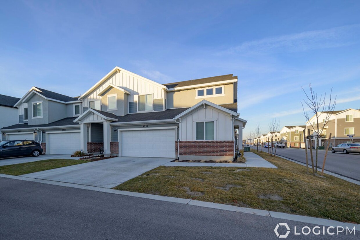 Primary Photo - Stunning Row-End Townhome In Excellent Loc...
