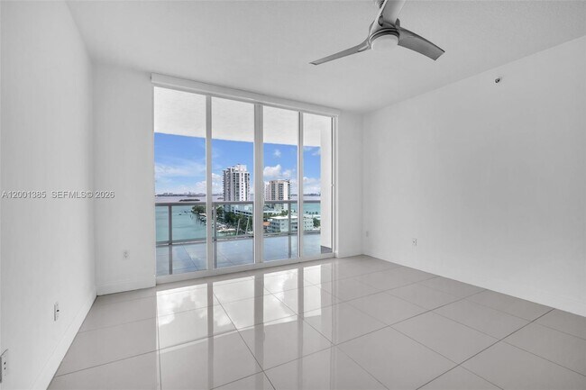Foto del edificio - 7900 Harbor Island Dr