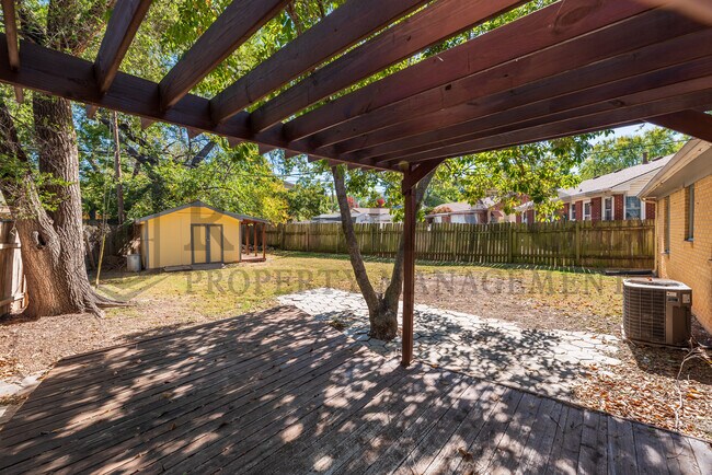 Building Photo - 716 N El Paso Dr