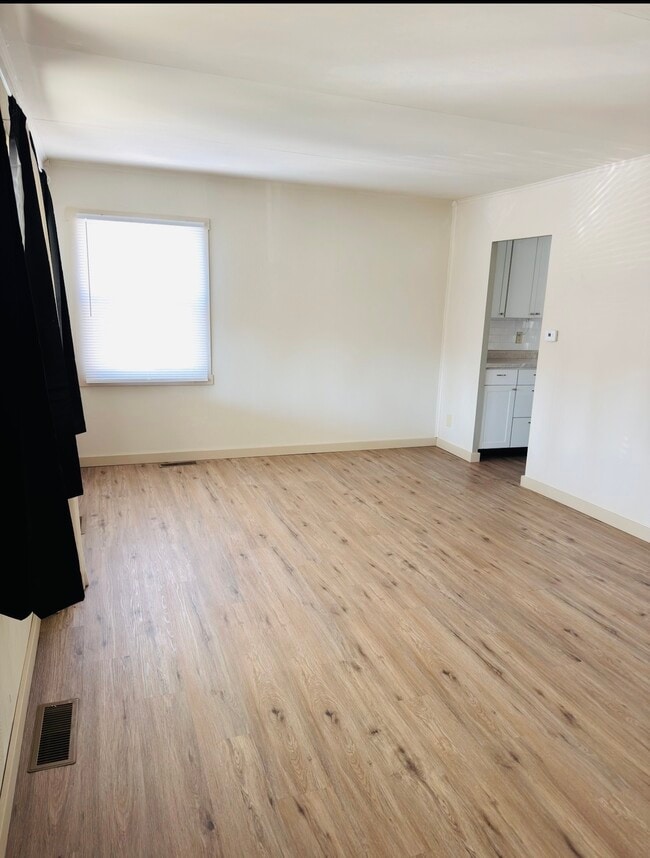 Building Photo - 2251 Vale Dr