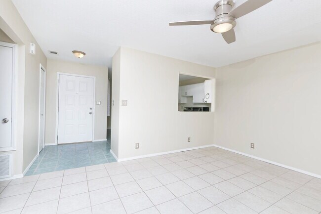 Foto del edificio - Bright, shiny, and updated compact home ne...