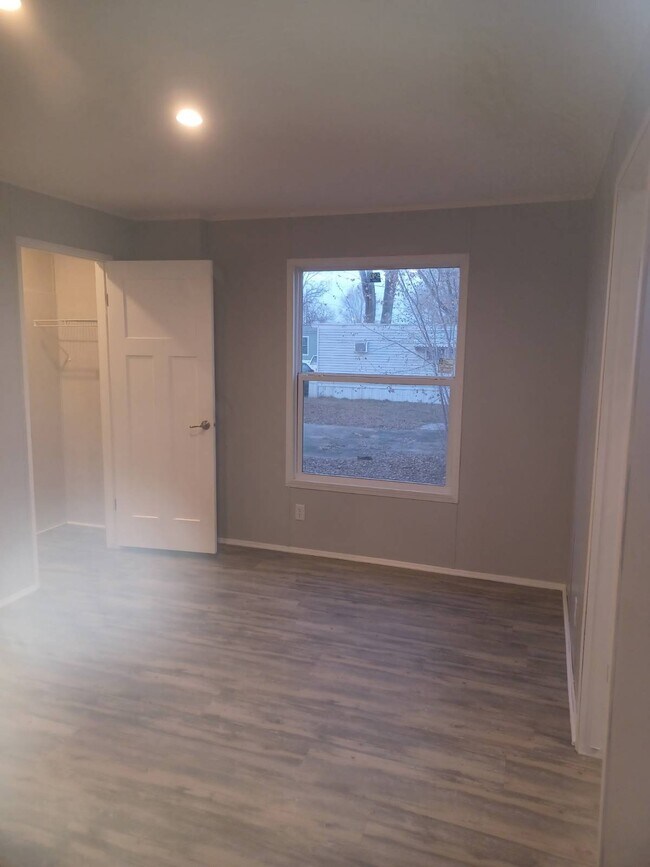 Building Photo - 1214 Roseport Rd