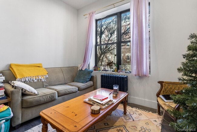 Foto del edificio - 68-51 Fresh Pond Rd