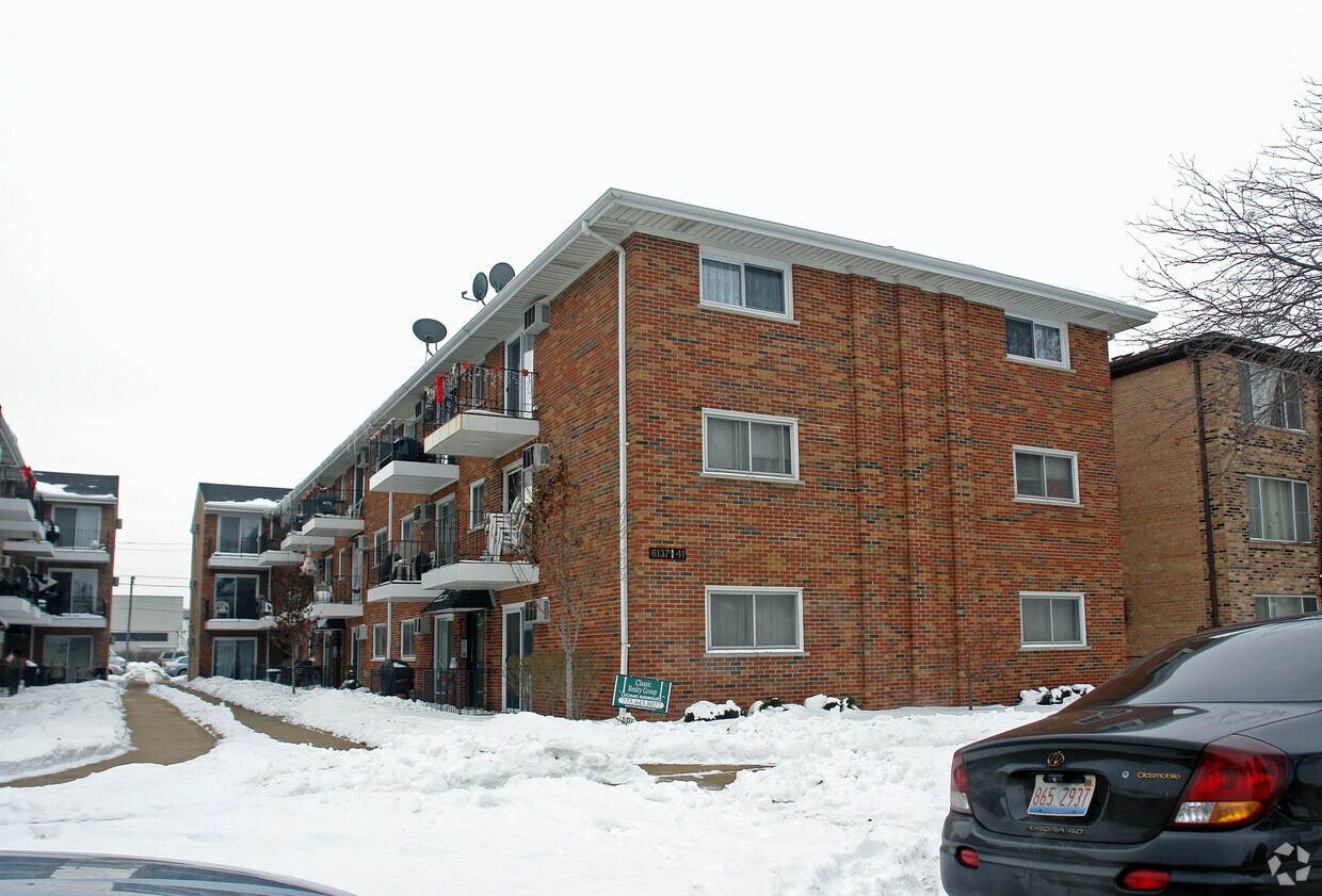 Clearing Court Condominiums Apartments in Chicago, IL