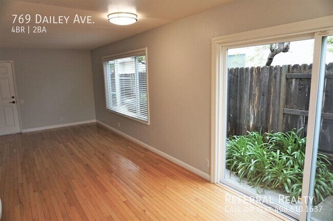 Building Photo - Well Maintained Home in Great Blossom Vall...