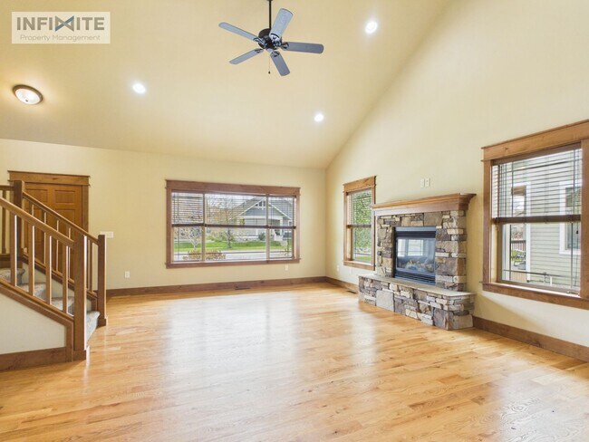 Foto del edificio - 4 Bedroom Home with Spacious Yard