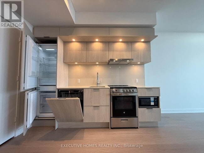 Building Photo - 448 Burnhamthorpe Rd W