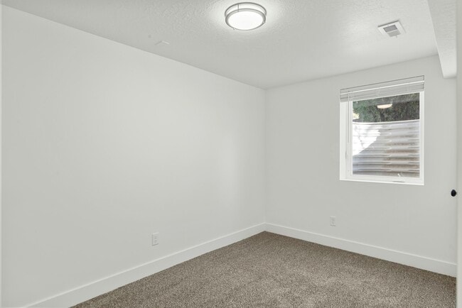 Building Photo - 1335 E Lester Dr