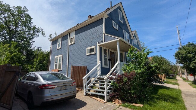 Foto del edificio - Discover this three-bedroom, one-bath home in Cleveland