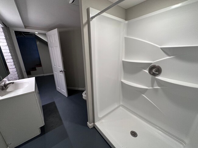 Building Photo - $900 - 3 bed 1 bath - Beautiful apartment ...