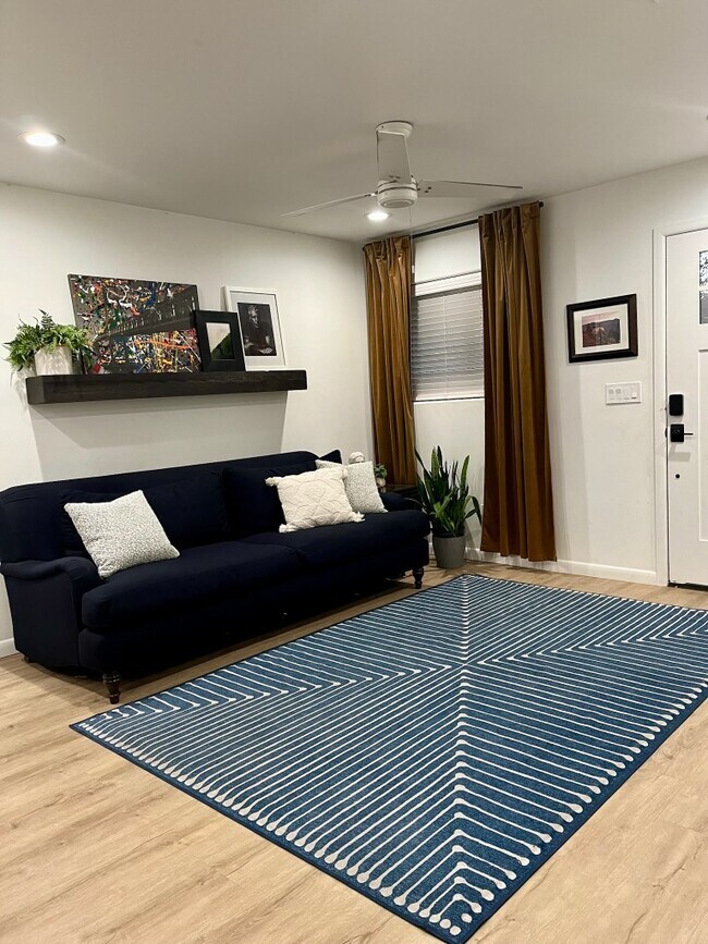 Sala de estar delantera - 2329 N Mitchell St