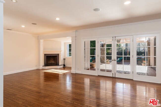 Building Photo - 548 Alma Real Dr