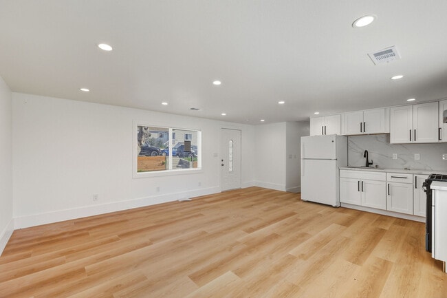 Building Photo - 1671 Mono Ave