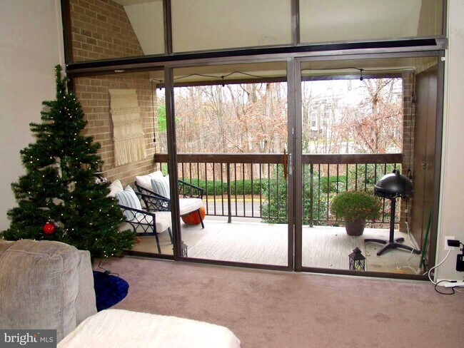 Building Photo - 1625 Parkcrest Cir
