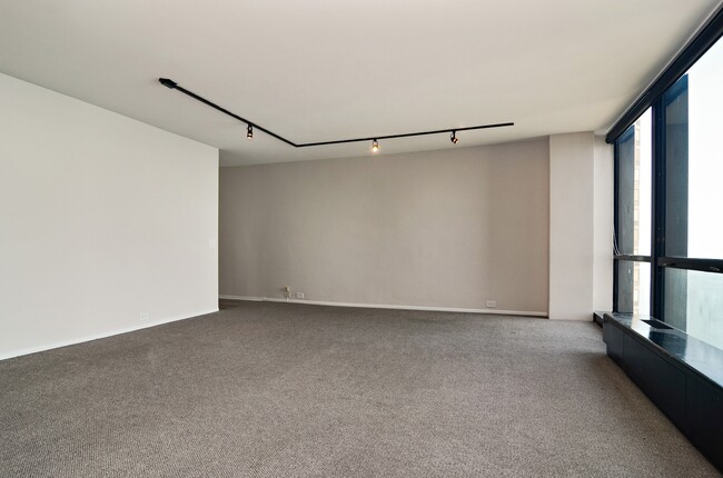 Building Photo - 910 N Lake Shore Dr