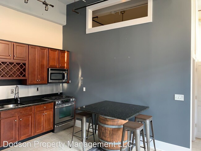 Building Photo - 2 br, 1 bath House - 1657 W Broad St U7