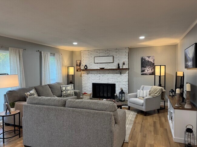 Sala de estar espaciosa y completamente amueblada con cómodos asientos, televisor inteligente y luz natural: perfecta para - 1117 Henrietta Dr