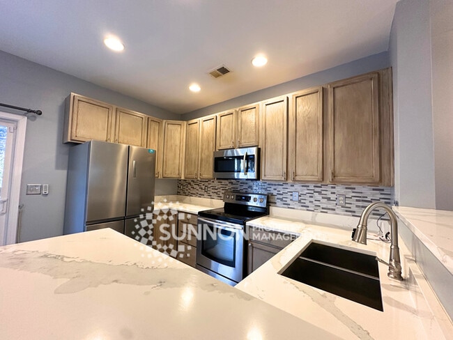 Building Photo - Updated 2 Bedroom Ballantyne Townhome