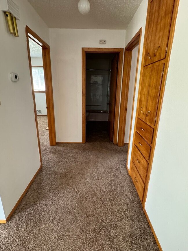 1903 E Avenue B Unit Upper, Bismarck, ND 58501 Room for Rent in