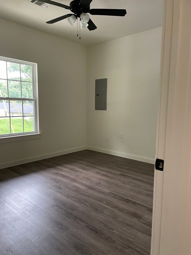 Building Photo - Two Bed/1.5 Bath Home