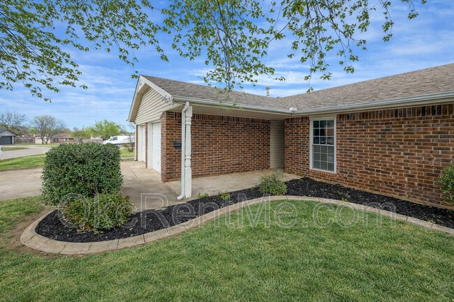 Photo - 1104 Spruce Dr House