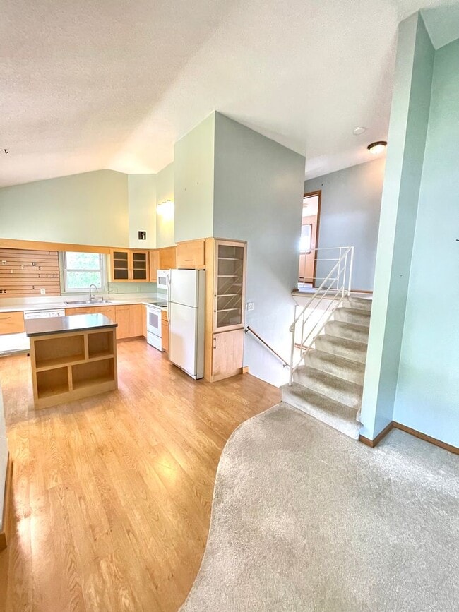 Building Photo - AVAILABLE Now! - Gorgeous 3 Bed 2 bath Home!