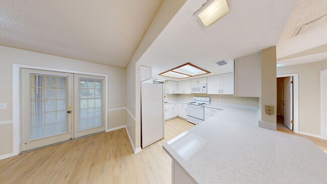 Building Photo - 3 Bedroom 2 Bathroom Brick Home w/ 2-Car G...